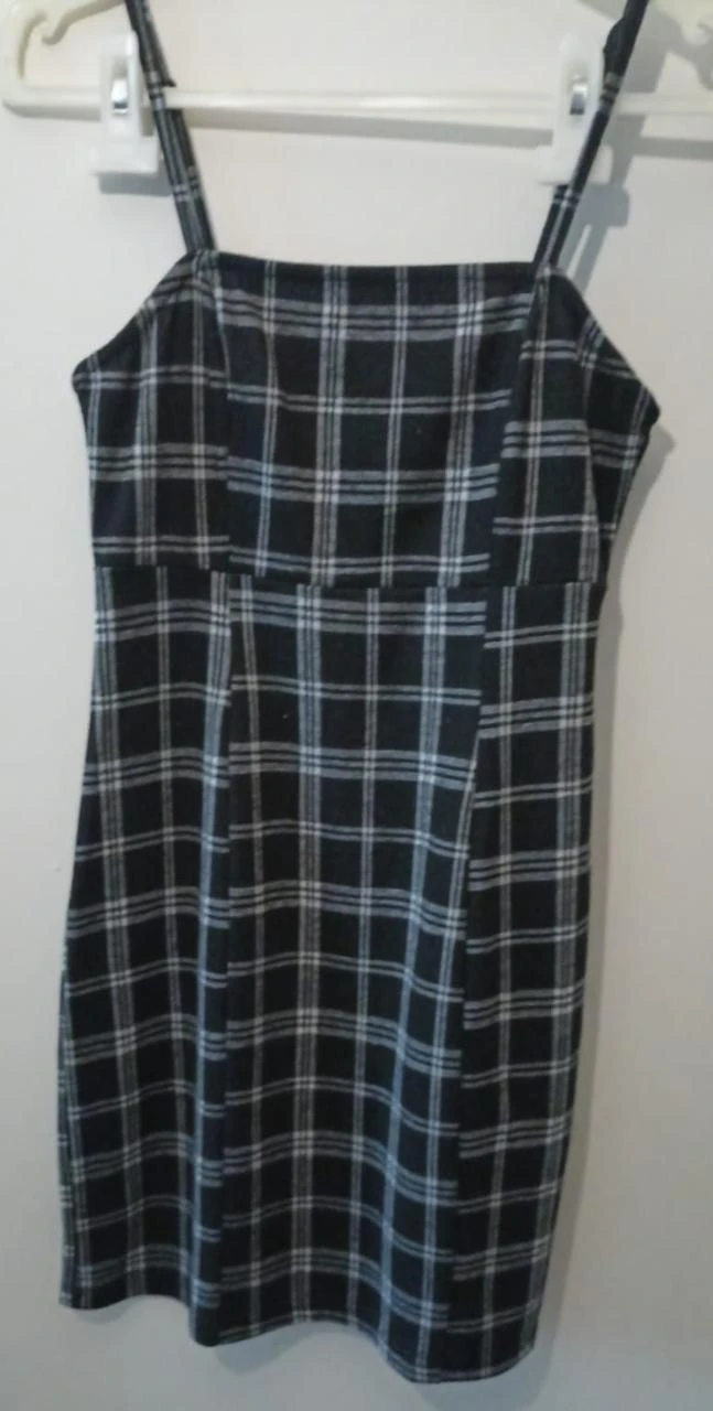 Robe Courte à Carreaux Noirs et Blancs - Tendance et Polyvalente !